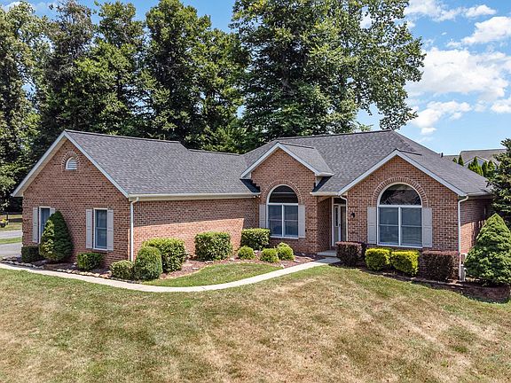 2nd image of 825 Sidehill Dr