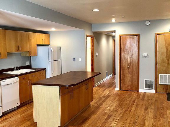 3rd image of 2118 N Hoyne Ave #Gdn