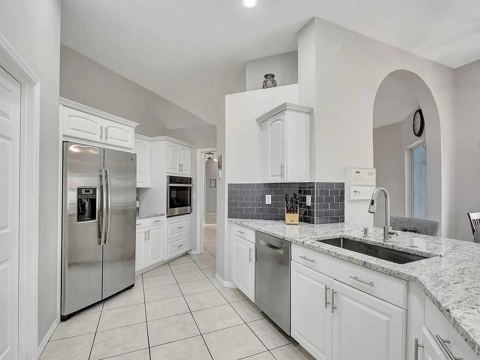 4 bed, 2.5 bath, 2162 sqft, $10,000 — Photo 3