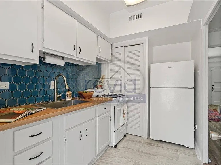 585 E Pkwy S #10 — Photo 4