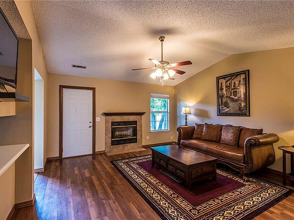 3rd image of 1515 N Timberline Dr
