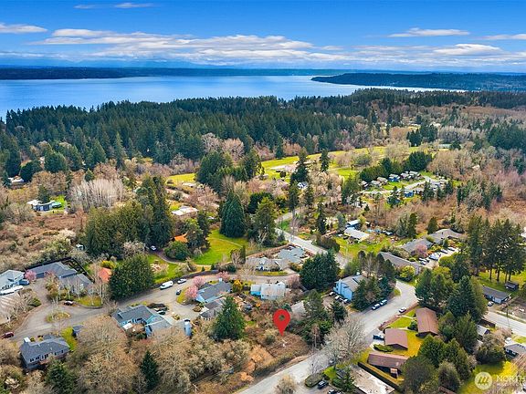 A southeast view toward Maury Island and Des Moines.>