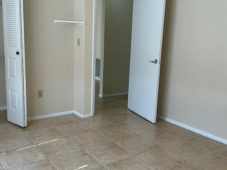 1537 SE Arenson Ln — Photo 5