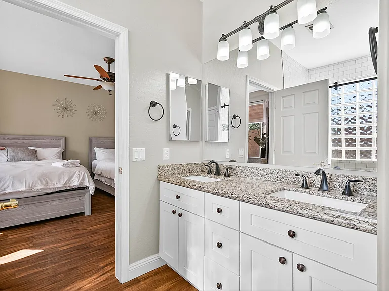 2433 W Ellis St — Photo 20