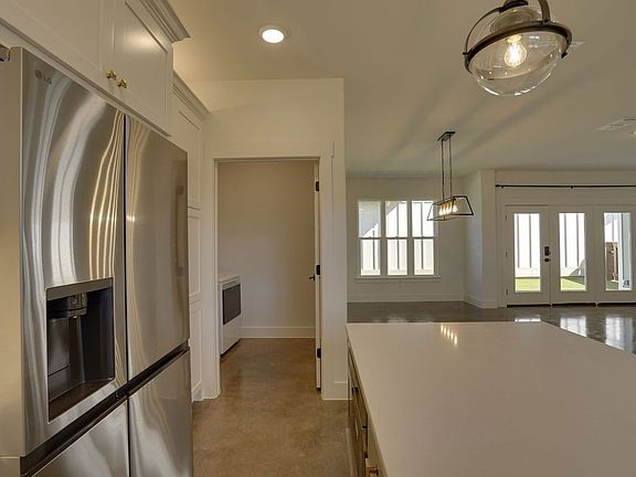 5th image of 302 Red Bird Ln
