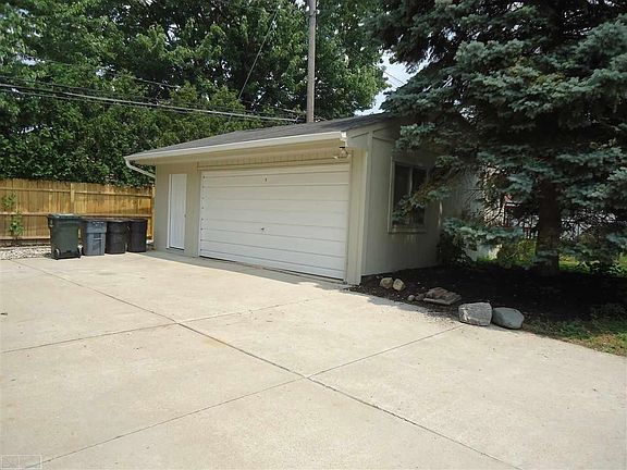 4th image of 21909 Lakeview St