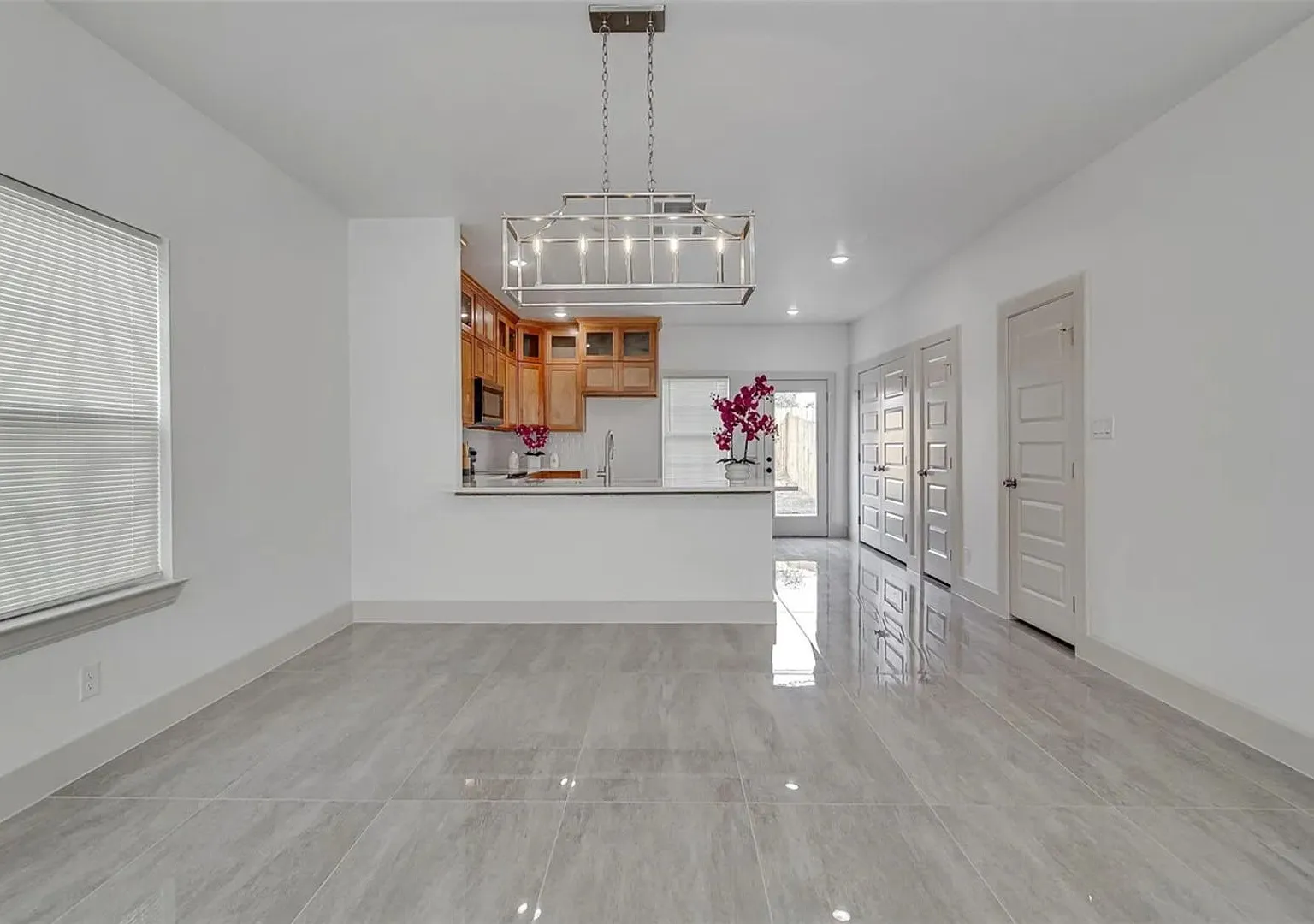 Beautiful & Fully Updated 3-Bed, 1.5-Bath Duplex in Fort Worth Modern & Move-In Ready! — Photo 4