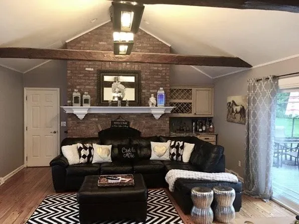 7 Fenway Ct, Loudonville, NY 12211