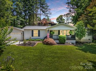 1040 Mountain View St, Hendersonville, NC 28739