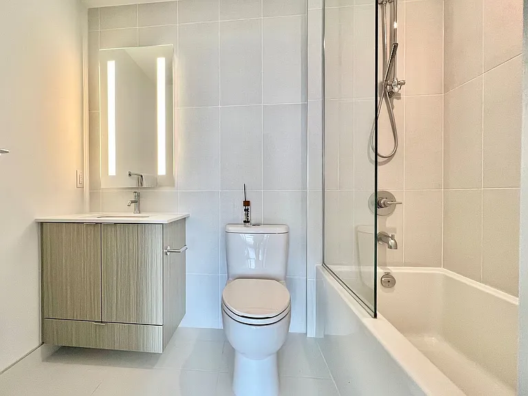 585 Bloor St E #4215 — Photo 11