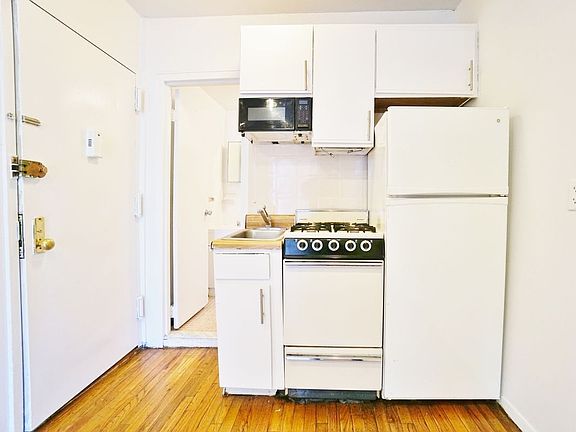 5th image of 453 W 46th St APT 4C