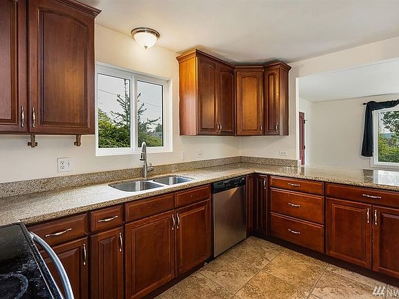 2nd image of 3201 Farragut St