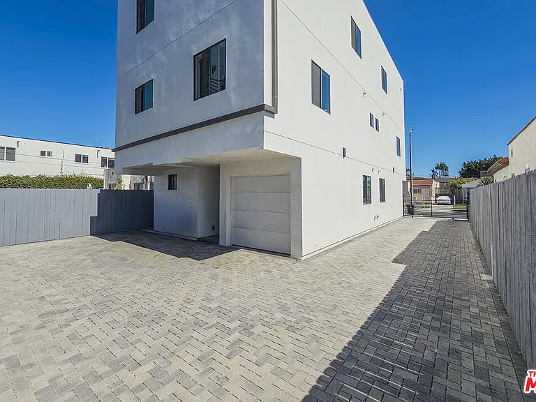 1921 Carmona Ave — Photo 4