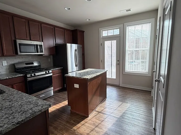 2217 Silver Crescent Dr — Photo 3