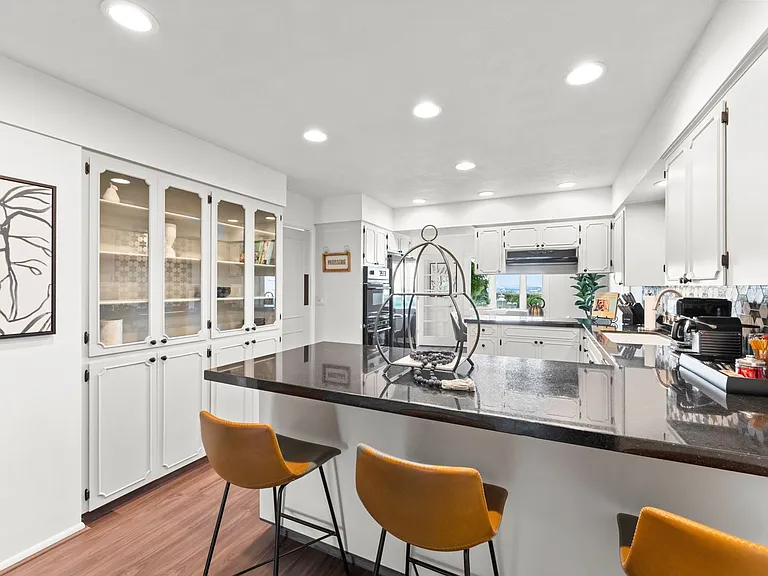 990 W Parkhill Dr — Photo 47