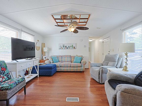 3rd image of 11 Spinnaker Ln.