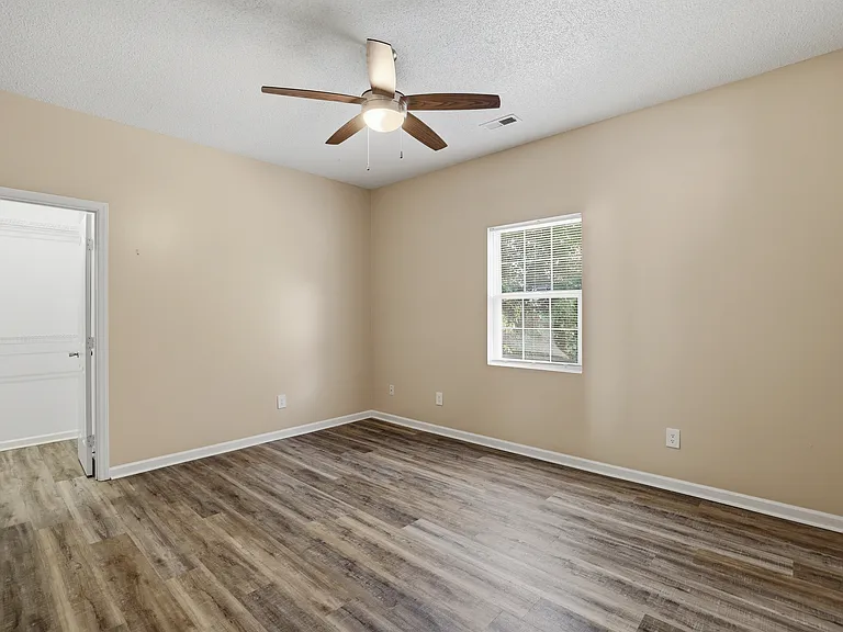 Sterling Pointe Apartments — Photo 23