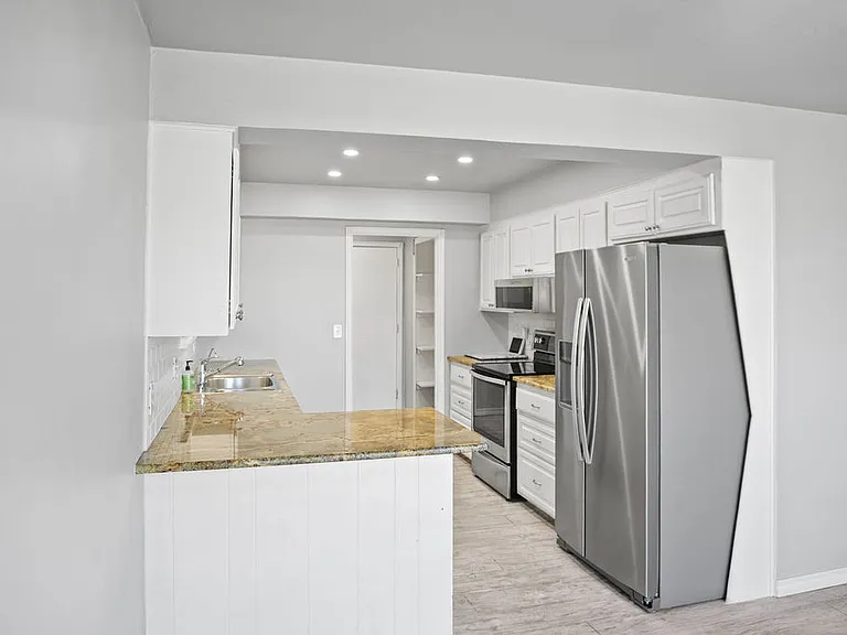 9724 Kent Dr — Photo 1