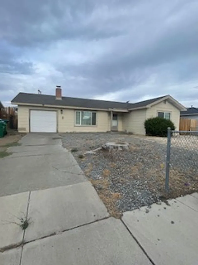 914 Melrose Dr photo 1