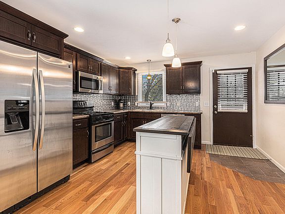 5th image of 4476 N Valley Dr NE