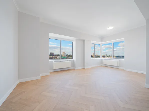 160 Riverside Boulevard image 2 of 21