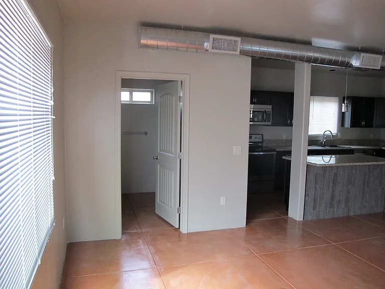 2524 E Lind Rd — Photo 40