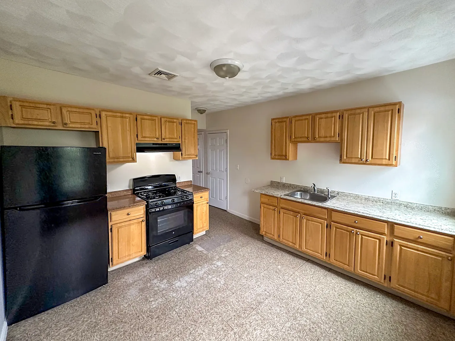 3 bed, 1220 sqft, $3,100 — Photo 2