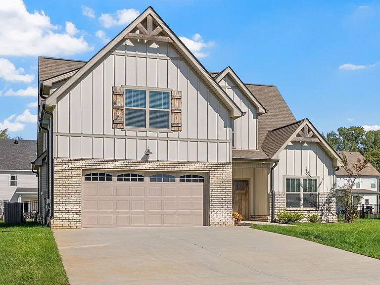 573 Bowden Dr — Photo 2