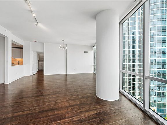 4th image of 1201 S Prairie Ave #1405