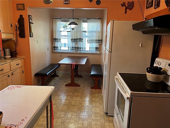 3rd image of 1437 Redwood Ave