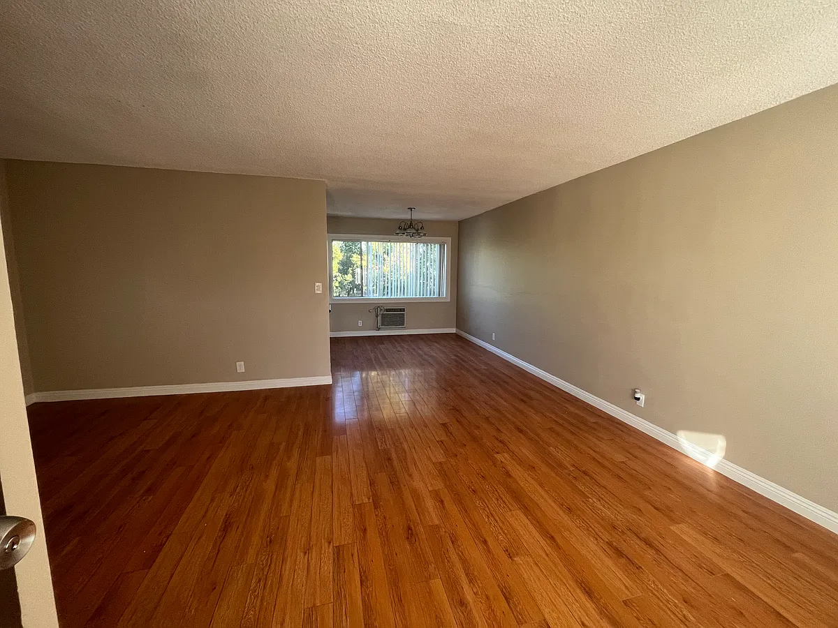 Building Photo - 13545 Vanowen St #1