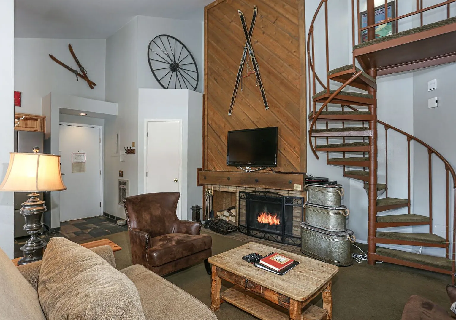 Move In Special! Keystone 2 Bed/2bath! Plus Bonus Room Pool And Hot Tubs! Bike Storage! — Photo 2