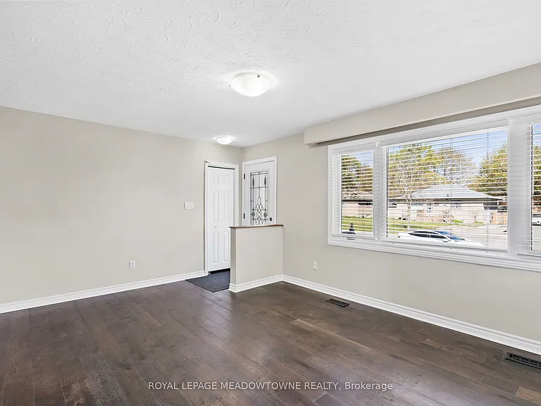 176 Longfield Rd #UPPER — Photo 7