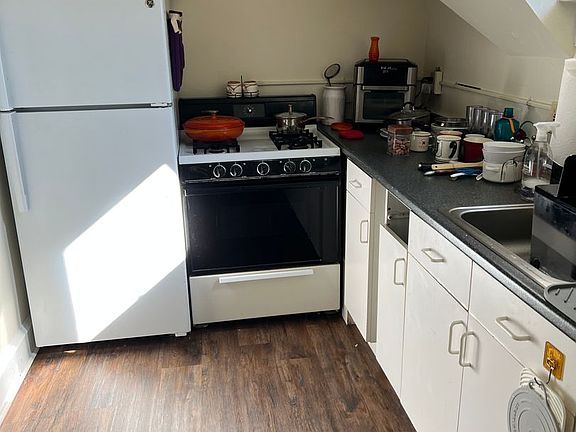 5th image of 139 E Broad St APT 6