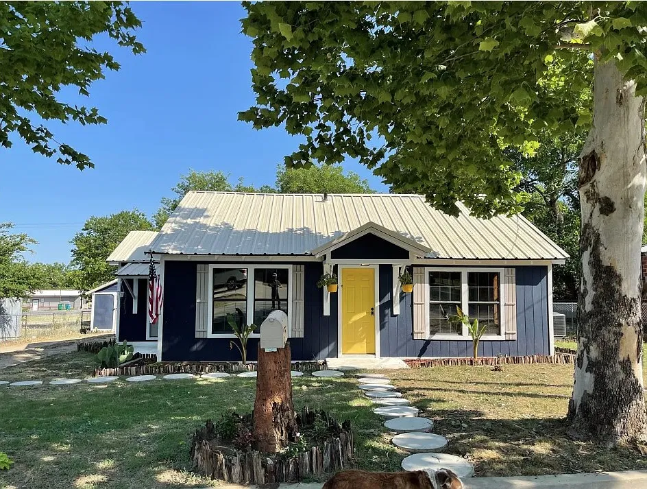 4 bed, 1980 sqft, $1,900 — Photo 1