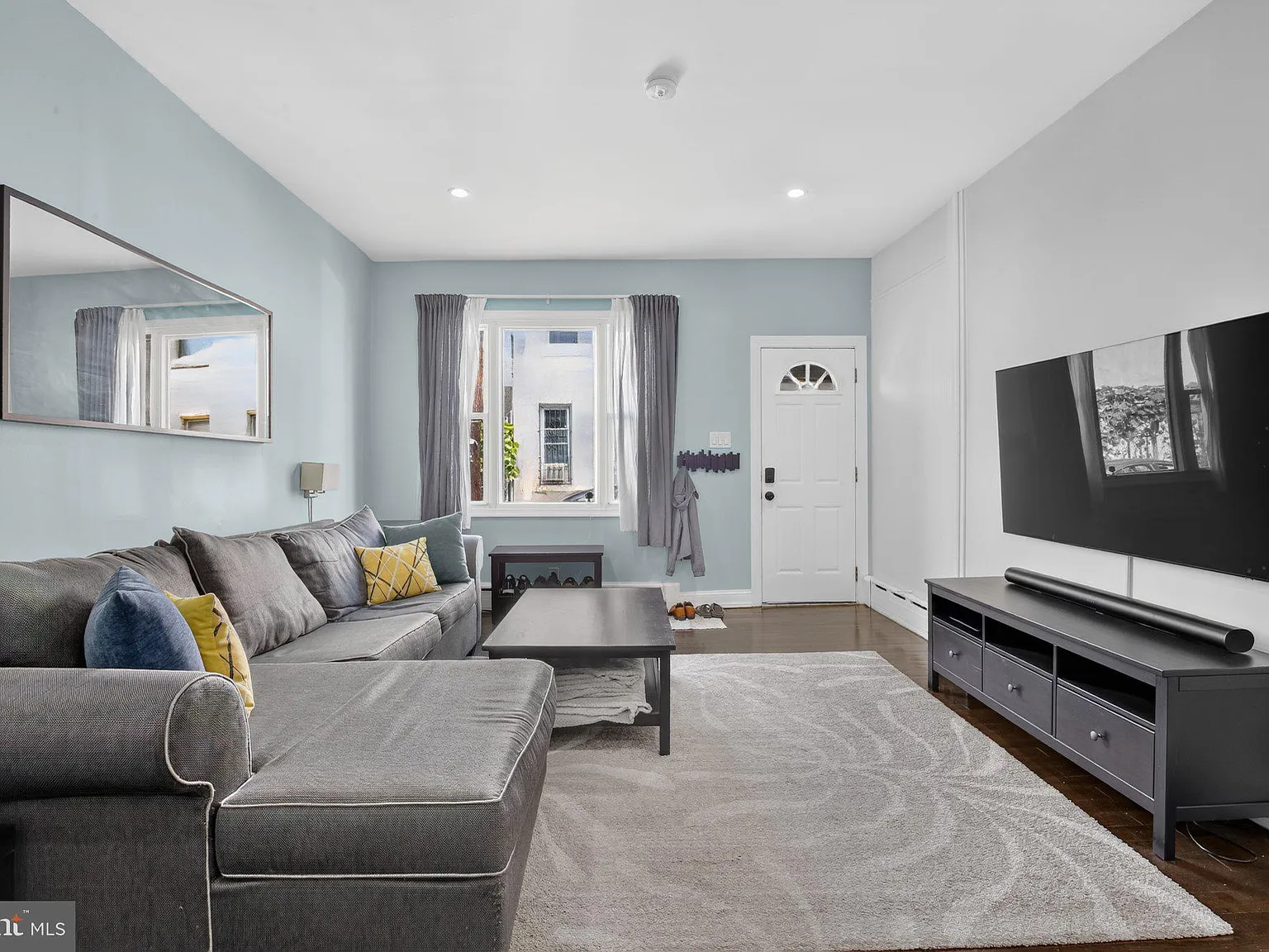 3 bed, 1.5 bath, 998 sqft, $2,050 — Photo 3