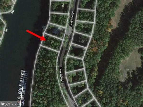 1061 Lakeview Dr, Cross Junction, VA 22625