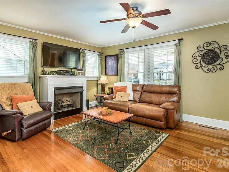 1004 Valley St — Photo 3