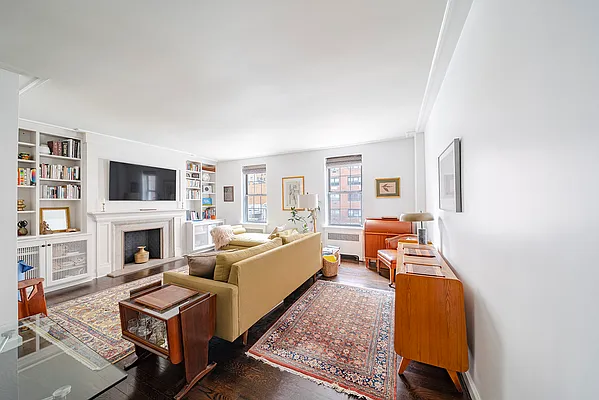 Sold by R New York | media 7