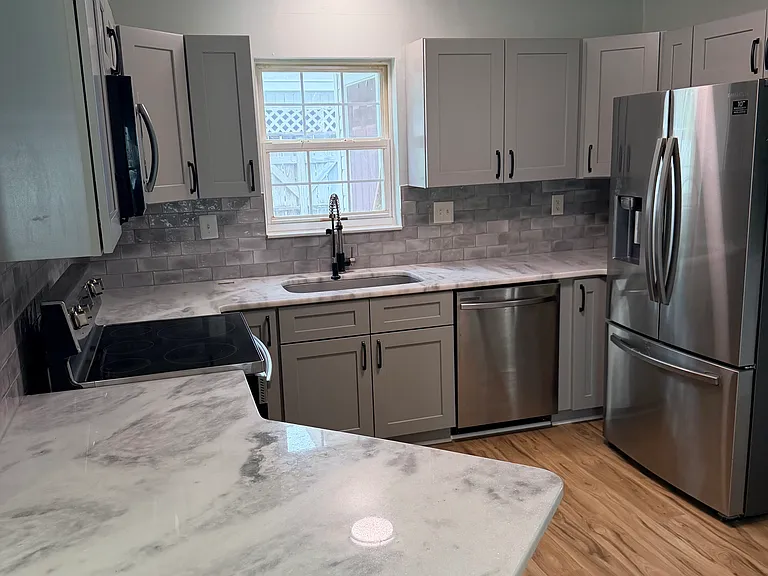 174 Sussex Ct — Photo 2