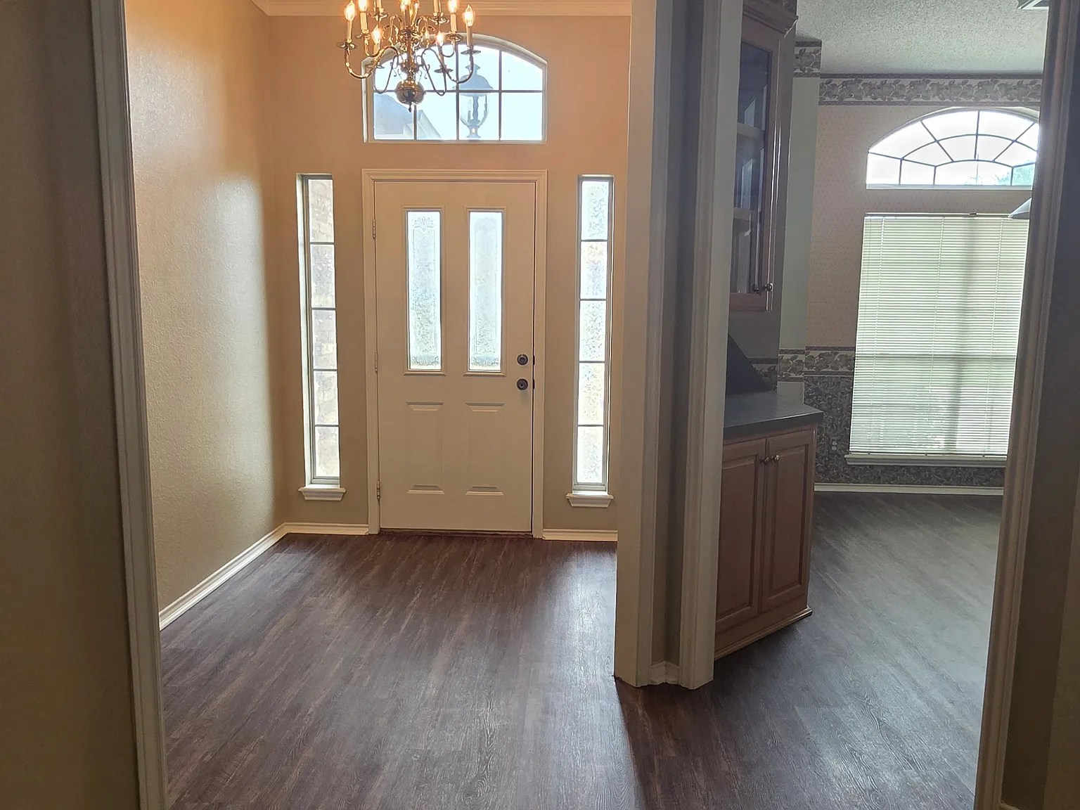 4005 Kingsbury Dr — Photo 4