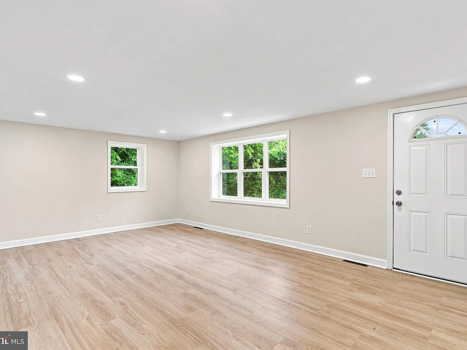3 bed, 2.0 bath, 1196 sqft, $2,200 — Photo 3