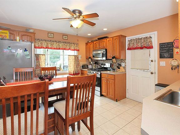 3rd image of 21 Byron Pl