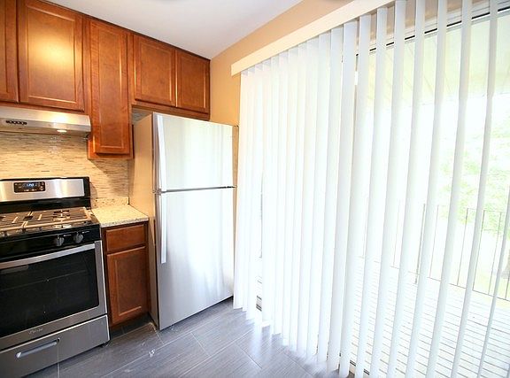 4th image of 18 N Victoria Ln APT G
