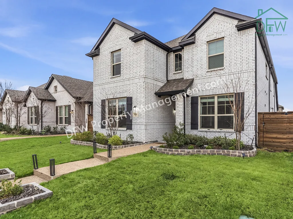 4 bed, 2.5 bath, 2558 sqft, $2,995 — Photo 3