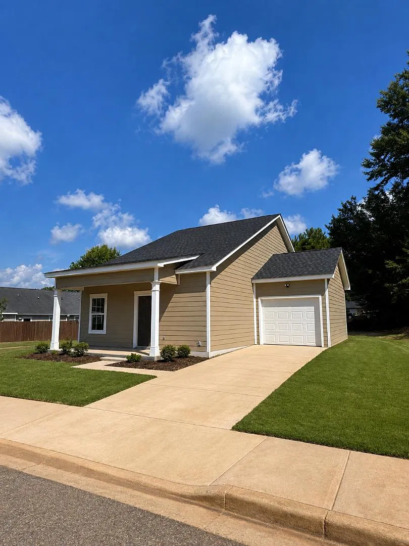 236 Lenox Cir — Photo 1