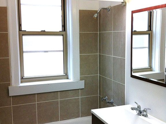 3rd image of 6549 N Francisco Ave APT 2B