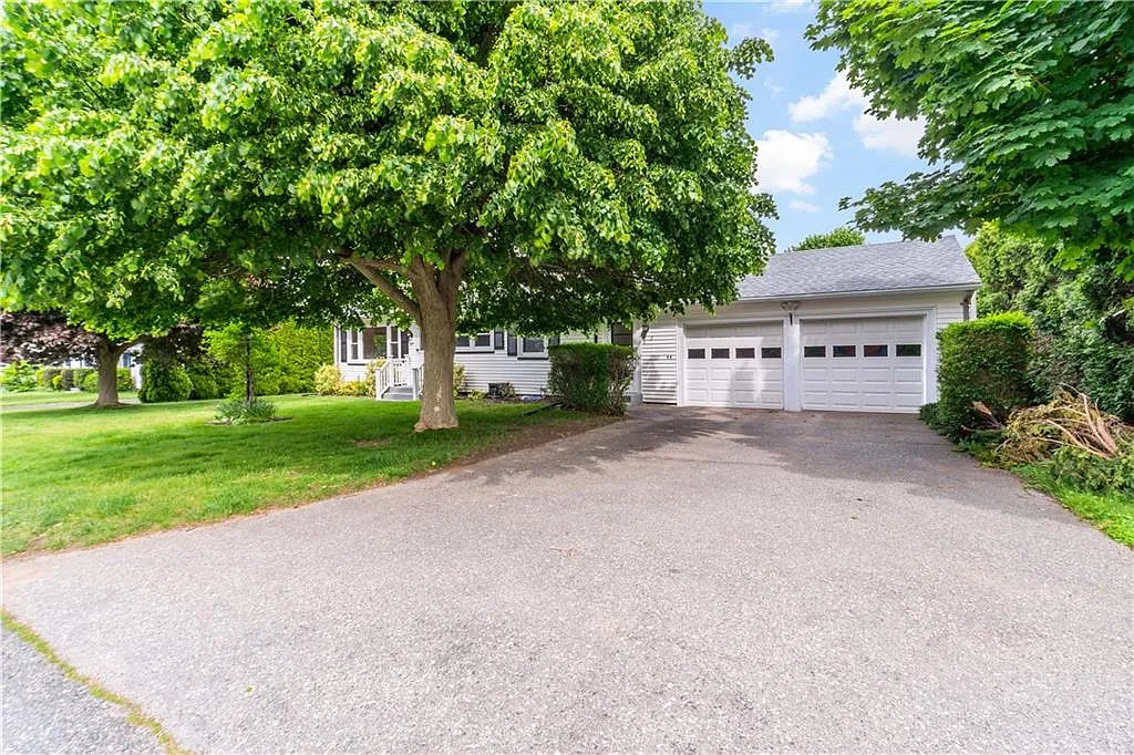 5 bed, 2.5 bath, 1860 sqft, $4,500 — Photo 2