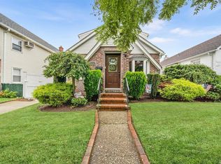 17453 Pidgeon Meadow Rd, Fresh Meadows, NY 11365