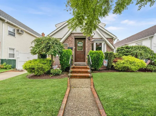 174-53 Pidgeon Meadow Road, Fresh Meadows, NY 11365